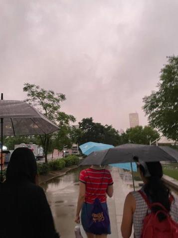 一群人在首尔的雨中行走.
