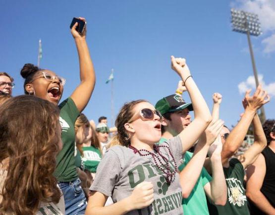 俄亥俄州大学的学生在橄榄球比赛中欢呼